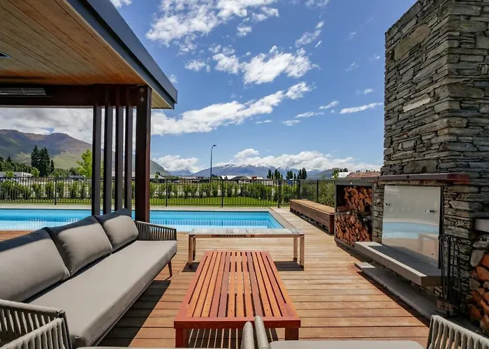 The Luxe Pool House - Sleeps 10 *