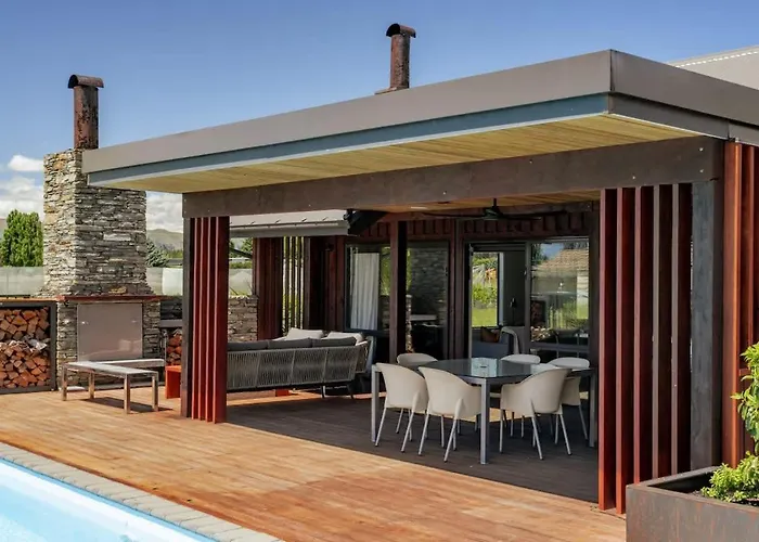 The Luxe Pool House - Sleeps 10