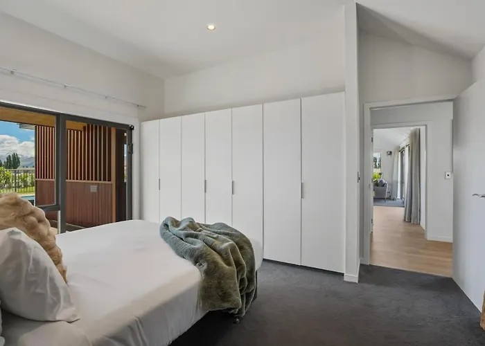 The Luxe Pool House - Sleeps 10 Holiday home *