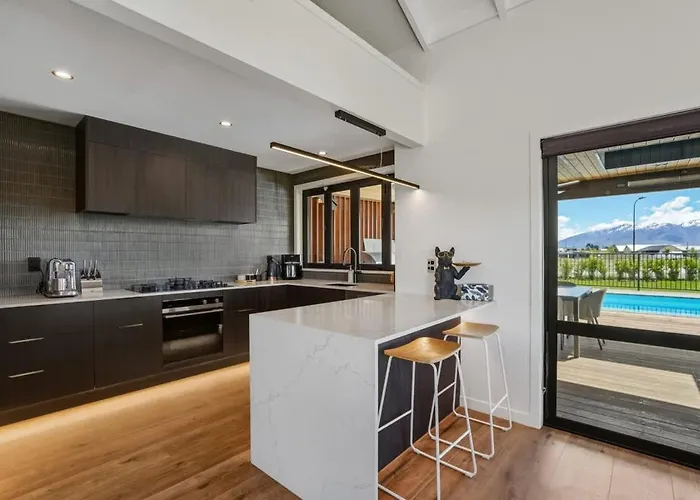 The Luxe Pool House - Sleeps 10