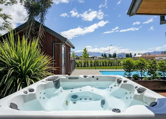 The Luxe Pool House - Sleeps 10 * Wanaka