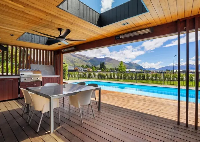 The Luxe Pool House - Sleeps 10 Wanaka