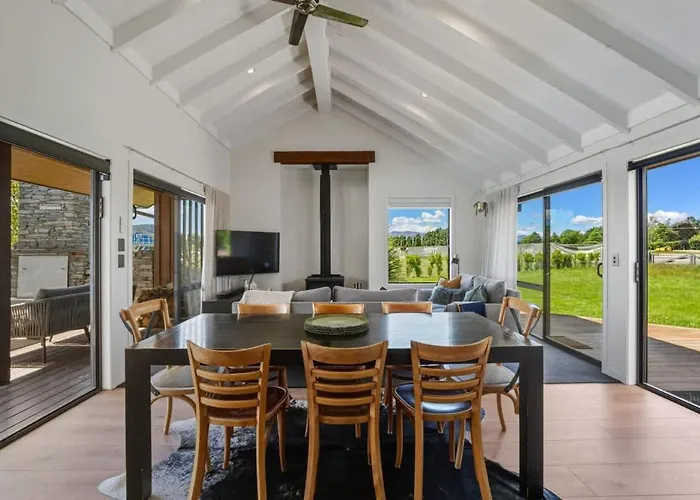 The Luxe Pool House - Sleeps 10 Holiday home *