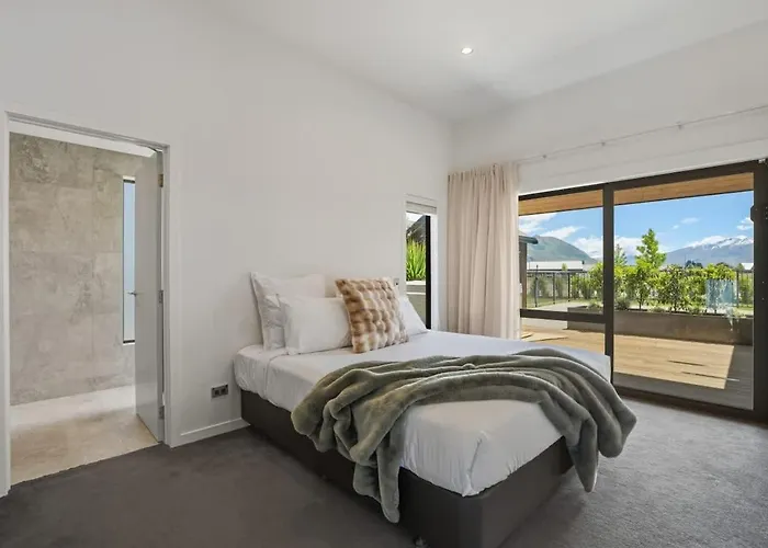 The Luxe Pool House - Sleeps 10 * Wanaka