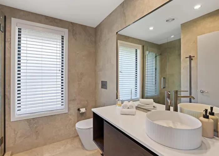 The Luxe Pool House - Sleeps 10 Holiday home *