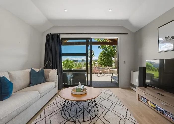The Luxe Pool House - Sleeps 10 Holiday home