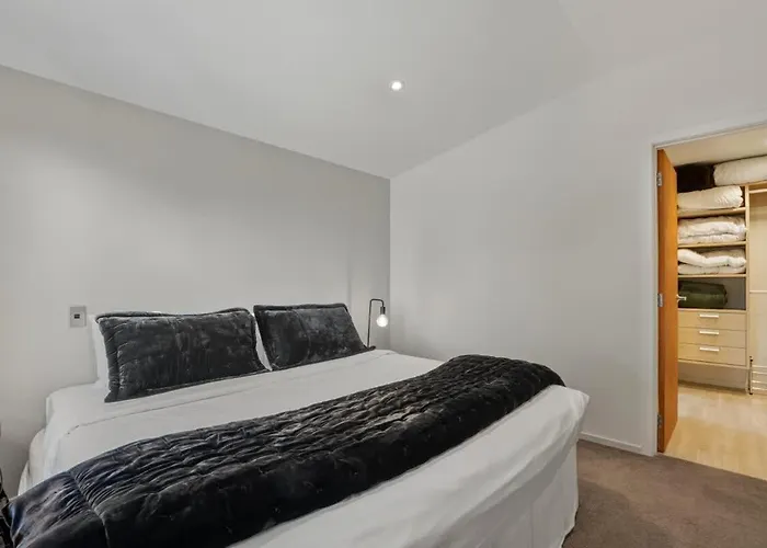 The Luxe Pool House - Sleeps 10