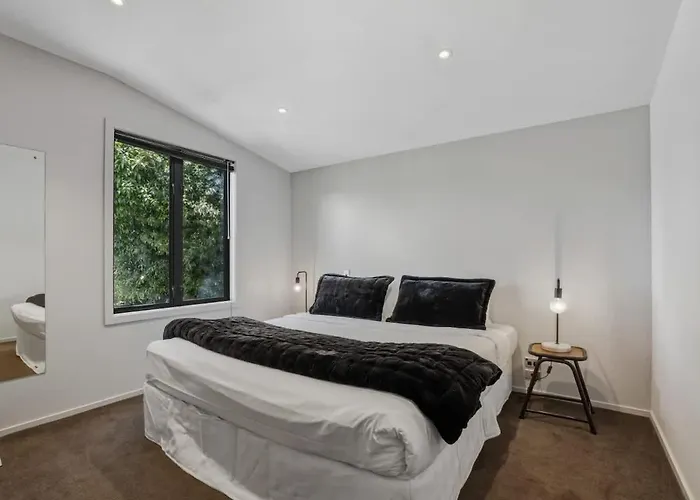 The Luxe Pool House - Sleeps 10 Wanaka
