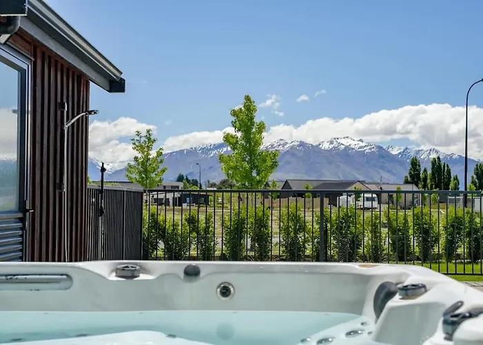 The Luxe Pool House - Sleeps 10 Wanaka