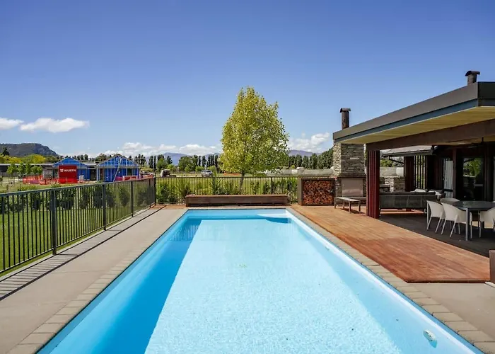 The Luxe Pool House - Sleeps 10 Holiday home Wanaka