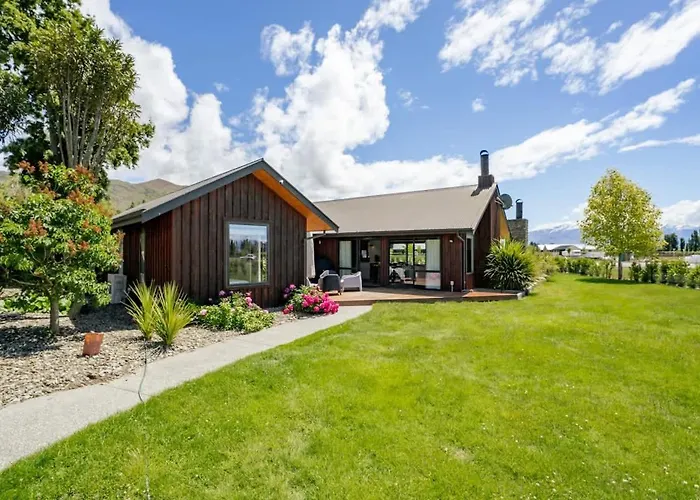 The Luxe Pool House - Sleeps 10 Wanaka