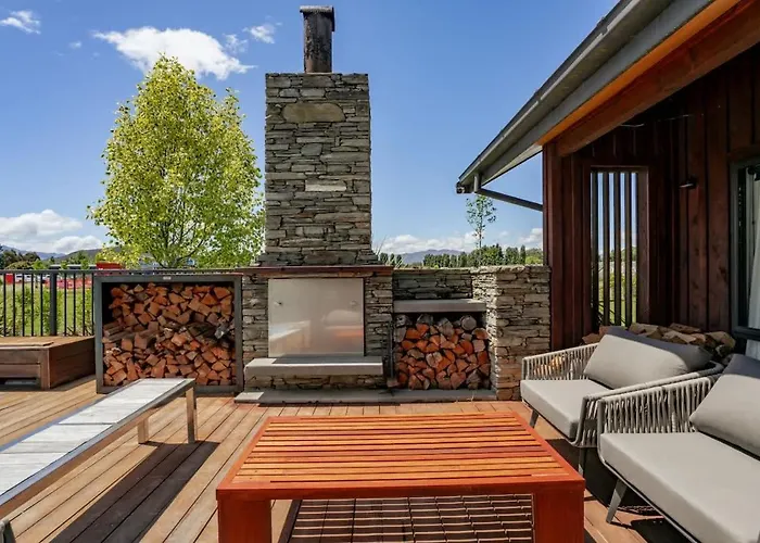 The Luxe Pool House - Sleeps 10 Holiday home *
