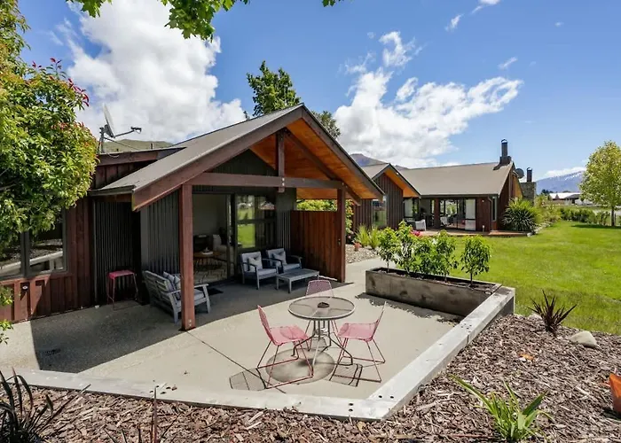 The Luxe Pool House - Sleeps 10 * Wanaka