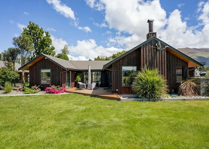 The Luxe Pool House - Sleeps 10 Holiday home *