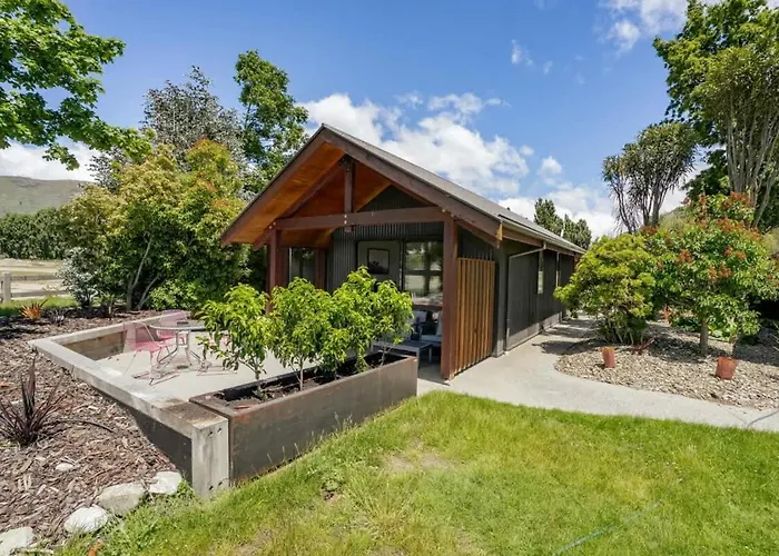 The Luxe Pool House - Sleeps 10 Holiday home Wanaka