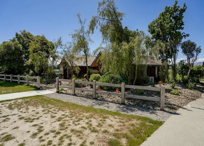 The Luxe Pool House - Sleeps 10 Holiday home