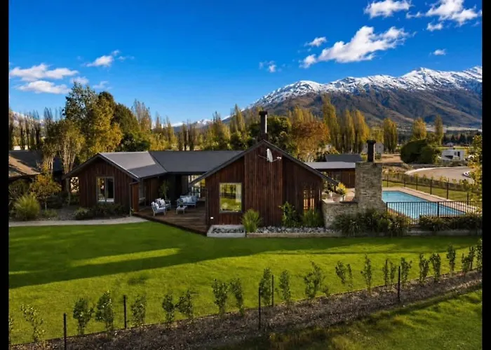 The Luxe Pool House - Sleeps 10 Wanaka