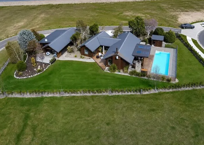 The Luxe Pool House - Sleeps 10 Wanaka