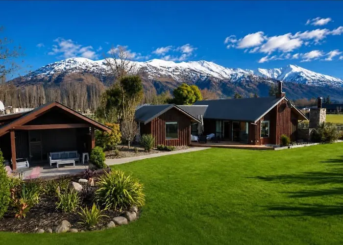 The Luxe Pool House - Sleeps 10 Holiday home Wanaka